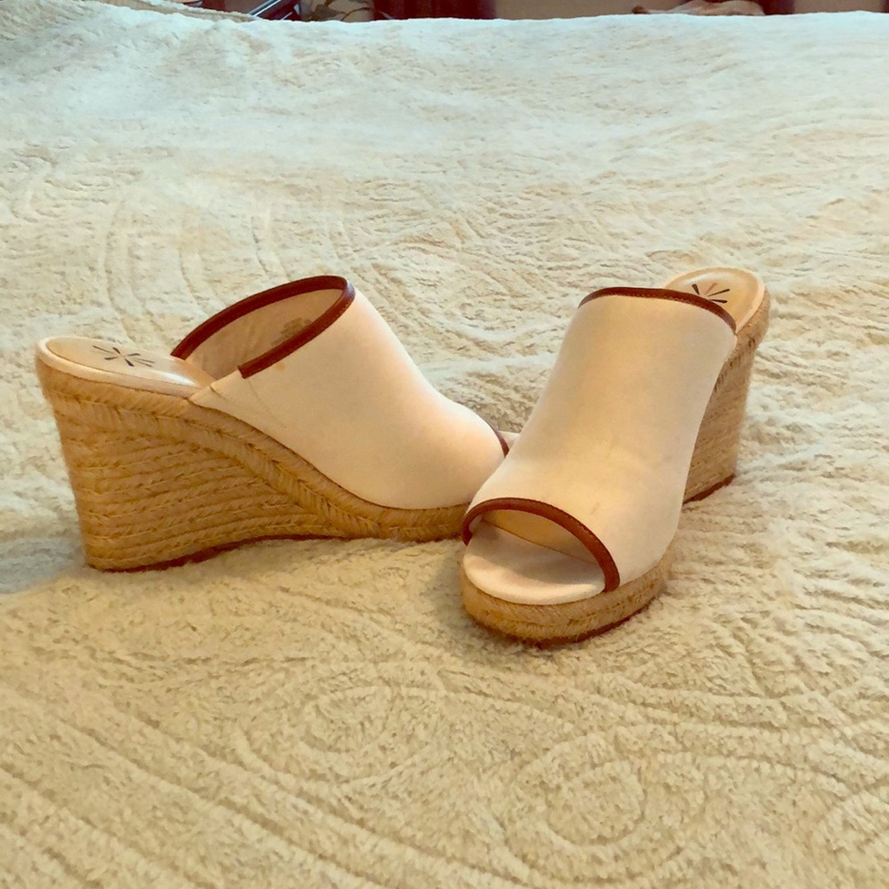 Isaac Mizrahi white/tan ankle boots